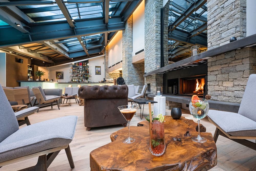 Lobby lounge