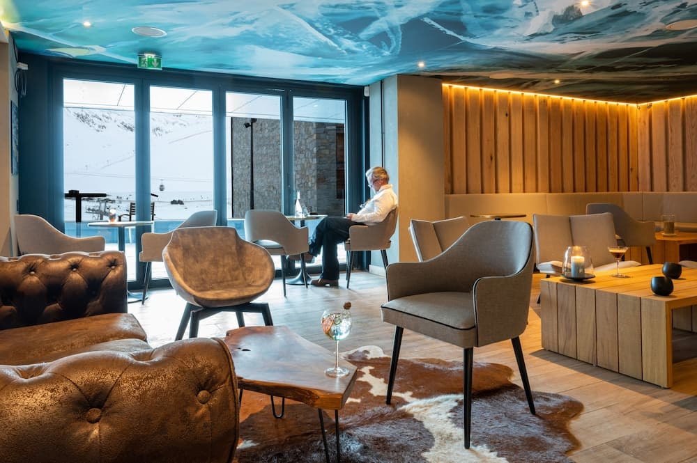Lobby lounge
