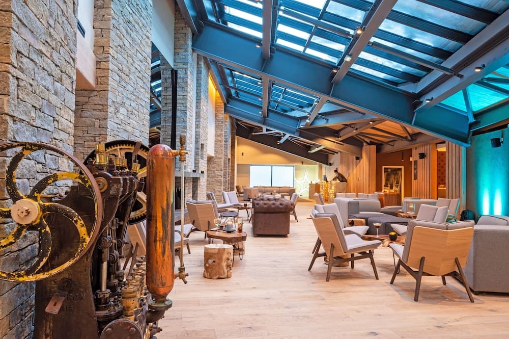 Lobby lounge